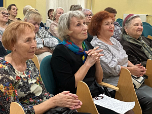 «Спасибо за труд и верность!»: Ветеранов больницы поздравили с Днём пожилого человека