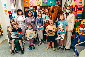 Депутаты Думы Югры Василий Филипенко и Оксана Михеева присоединились к акции «Коробка храбрости