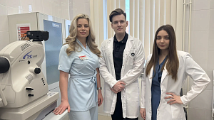 В ОКБ потомственный врач-офтальмолог передаёт знания начинающим докторам