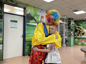 Накануне Дня защиты детей, в Окружной клинической больнице состоялась акция «Детские ладошки в руках Югры»